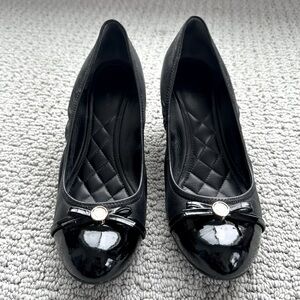 Black wedge heels with bow